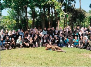 Mahasiswa dan dosen PG PAUD UPY berfoto bersama dalam kegiatan Family Gathering 2023/2024 di Turi, Sleman.