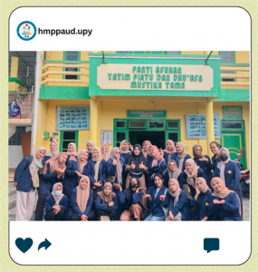 Mahasiswa HMP PG PAUD UPY berinteraksi dan bermain bersama anak-anak Panti Asuhan Mustika Tama dalam kegiatan bakti sosial 2024.