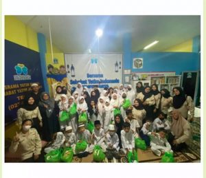 Mahasiswa HMP PG PAUD UPY berfoto bersama anak-anak Panti Asuhan Sahabat Yatim Indonesia dalam kegiatan bakti sosial.