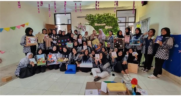 Mahasiswa PG PAUD UPY angkatan 2022 memamerkan media pembelajaran inovatif dalam kegiatan Pameran Media “Petualangan Belajar”.