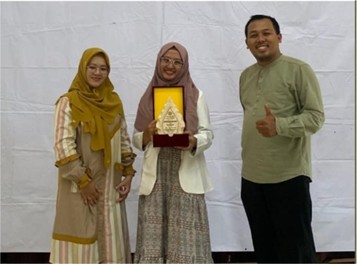 Via Rizkiana menyampaikan materi tentang inovasi pembelajaran Montessori dalam perkembangan bahasa anak usia dini pada Kuliah Umum PG PAUD UPY.