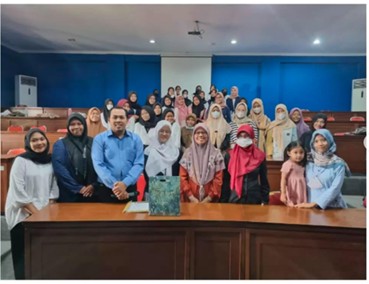Lily Muliana Mustofa, M.Ed dari UPSI Malaysia bersama dosen dan mahasiswa PG PAUD UPY dalam kegiatan Visiting Lecturer di Ruang Multimedia UPY.